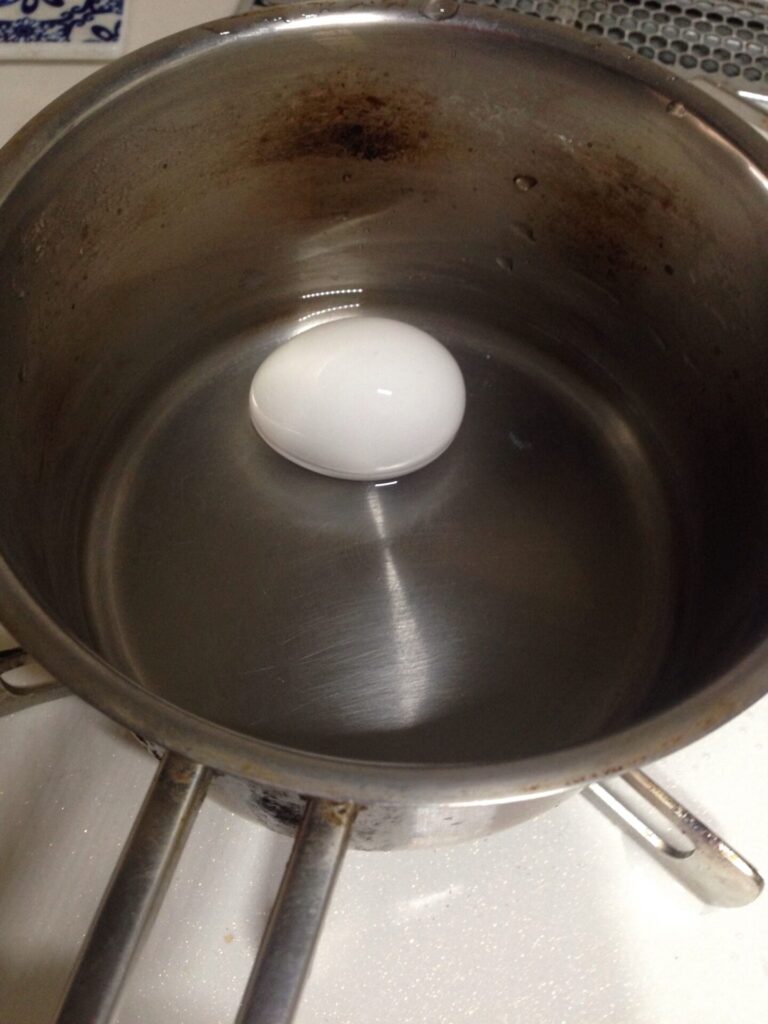 鍋に１～２cm水を入れる